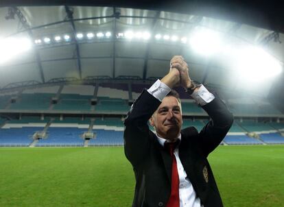 El seleccionador gibraltareño Allen Bula saluda a su afición al término del encuentro.