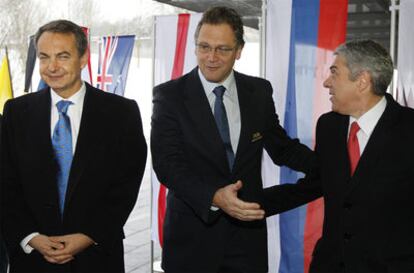 Zapatero; el secretario general de la FIFA, Jerome Valcke; y el primer ministro portugués José Sócrates, hoy en Zúrich.