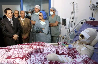 El entonces presidente tunecino Ben Ali (izquierda) visita en el hospital al joven que se prendió a lo bonzo el 17 de diciembre de 2011.