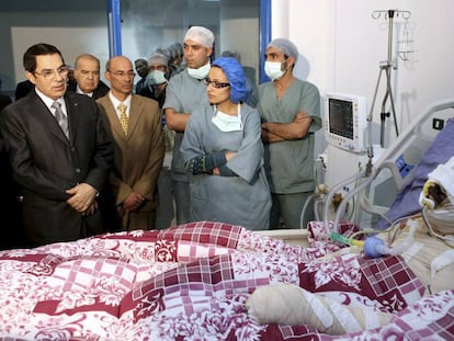 El entonces presidente tunecino Ben Ali (izquierda) visita en el hospital al joven que se prendió a lo bonzo el 17 de diciembre de 2011.