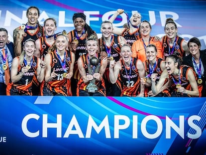 Las jugadoras y técnicos del Ekaterimburgo celebran la conquista de la Euroliga. fiba