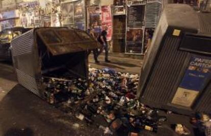 Varios contenedores de basura han sido volcados en la calle Carretas, en Madrid. EFE/Archivo