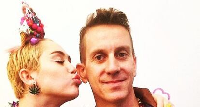 El dise&ntilde;ador Jeremy Scott junto a la cantante Miley Cyrus.