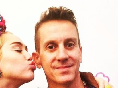 El diseñador Jeremy Scott junto a la cantante Miley Cyrus.