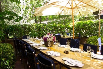 <a href="http://rubaiyat.es/" target="_blank">Rubaiyat</a>, casa gastronómica brasileña presente en Madrid desde 2006 (Juan Ramón Jiménez 37; +34 913 591 000), reabre su terraza de estilo colonial para que su 'açaí' con banana caramelizada o sus carnes a la brasa adquieran otra perspectiva, al aire libre. Junto a la calle Alberto Alcocer, han renovado para la llegada del buen tiempo, con platos frescos como el capellini con setas y aceite de trufa blanca o la ensalada de hojas frescas con manzana. Pero es en la coctelería donde se crecen en su terraza con pulverizadores de vapor, con su famosa caipiriña y otros combinados de inspiración tiki.