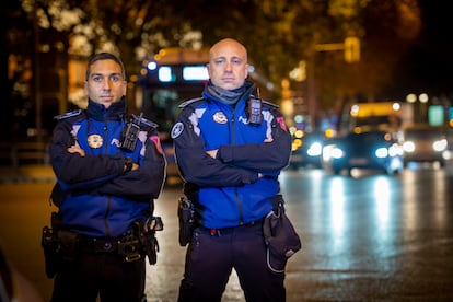 Los policías Elías y Pedraza, cerca de Atocha, durante una patrulla.