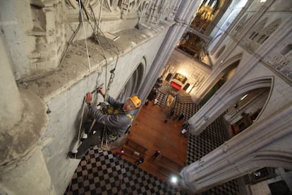 Un operario instala un 'fisurómetro' en la catedral de Palencia.