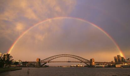Un arcoiris enmarca el puente del puerto de Sidney, Australia.