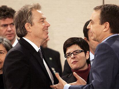 El primer ministro británico, Tony Blair, con el presidente español, José Luis Rodríguez Zapatero, en la cumbre de la OTAN celebrada esta semana.