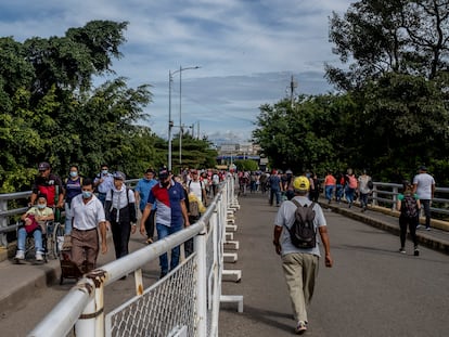 Paso peatonal en el Puente Internacional Simón Bolívar, cerca de Cúcuta, en la frontera colombo-venezolana.