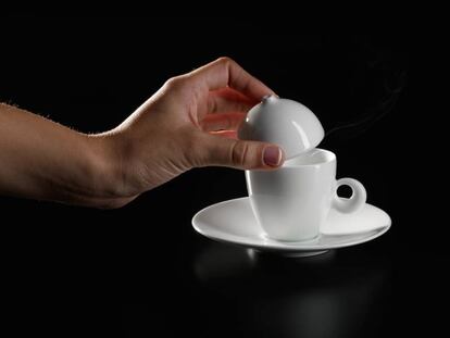 Según diseñador Santos Bregaña el secreto está en la curva, que permite deslizarse al café "sin que tenga roturas".