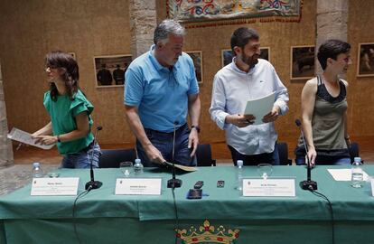 El alcalde de Pamplona, Joseba Asiron (segundo por la izquierda), durante la rueda de prensa que han ofrecido hoy en la capital navarra para hacer balance de las fiestas de San Fermín 2017.