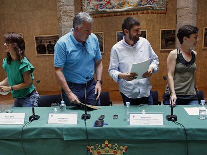 El alcalde de Pamplona, Joseba Asiron (segundo por la izquierda), durante la rueda de prensa que han ofrecido hoy en la capital navarra para hacer balance de las fiestas de San Ferm&iacute;n 2017.