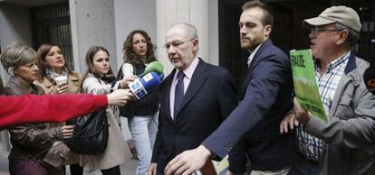 El exvicepresidente del Gobierno y ex director gerente del FMI, Rodrigo Rato, a su salida hoy de su domicilio en Madrid.