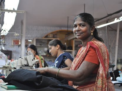 Beula Jose trabaja en la cooperativa textil Creative Handicrafts, en Bombay (India).