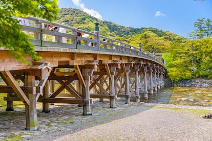 El puente Ujibashi hecho de madera que cruza el río Isuzugawa.