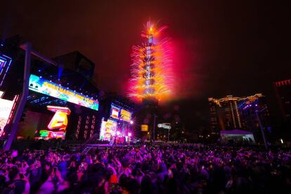 Fuegos artificiales y efectos de luz iluminan el cielo de Taipéi, Taiwán.