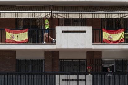 Una persona hace ejercicio en la balcón de su casa, en Sevilla.