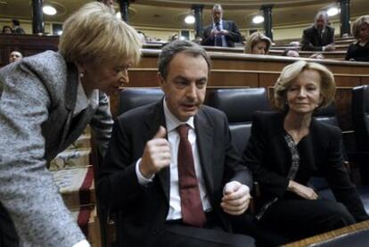 Las vicepresidentas María Teresa Fernández de la Vega y Elena Salgado, flanquean al presidente, José Luis Rodríguez Zapatero.