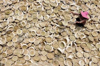 Un trabajadora de artesanía de nidos de ave, en la provincia de Shandong, China.