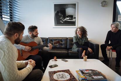 La impulsora del certamen, junto a la banda de Márquez. 