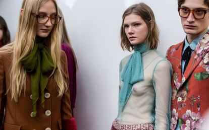 Backstage del desfile de Gucci de su colección femenina para el invierno de 2016, en Milán.