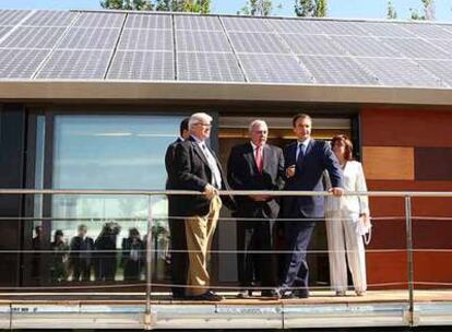 El presidente del Gobierno y el ministro de Industria en su visita a "España Solar"