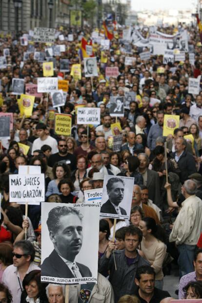 Miles de personas se manifestaron ayer en Madrid en apoyo a Garzón y contra el franquismo