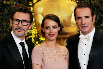 Con vestido rosa de encaje, posa junto a su pareja en The Artist, Jean Dujardin, y su marido, Michel Hazanavicius, director de la cinta. 