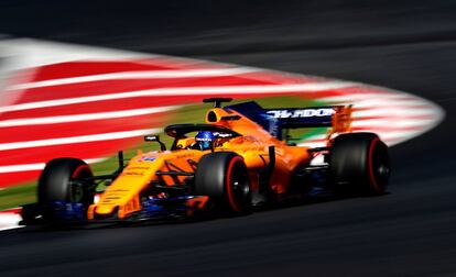 El piloto español de McLaren, Fernando Alonso, durante la segunda jornada de la segunda tanda de entrenamientos oficiales de pretemporada de formula uno, que se celebran en el circuito de Barcelona-Catalunya en Montmelo (Barcelona). 