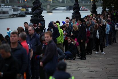 Centenares de personas esperan su turno para dar su último adiós a la reina Isabel II, en Londres.