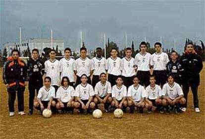 El pequeño Lionel Frank posa junto al equipo de la escuela Valencia E-1.