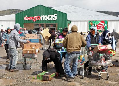 Medio centenar de asaltantes participaron en el asalto a dos supermercados en Bariloche, robando televisores, bicicletas y otras mercancías.