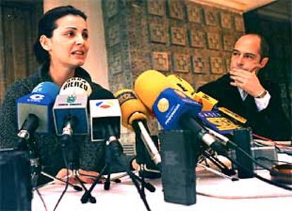 Nevenka Fernández, junto a su abogado en la rueda de prensa que ofreció ayer en Ponferrada.