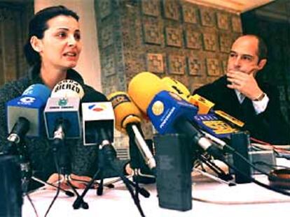 Nevenka Fernández, junto a su abogado en la rueda de prensa que ofreció ayer en Ponferrada.