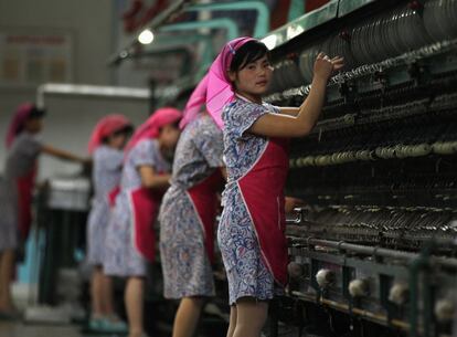 Trabajadoras en la fábrica de textil de Kim Jong-suk.