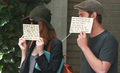 Los actores Emma Stone y Andrew Garfield, promotores de esta corriente de carteles-denuncia entre los famosos.