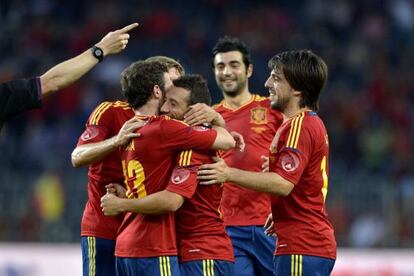 Los jugadores de España celebran el tercer gol del partido.