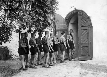 Miembros de las Juventudes, a la puerta de una iglesia luterana en Lunden (Holstein), en 1938.
