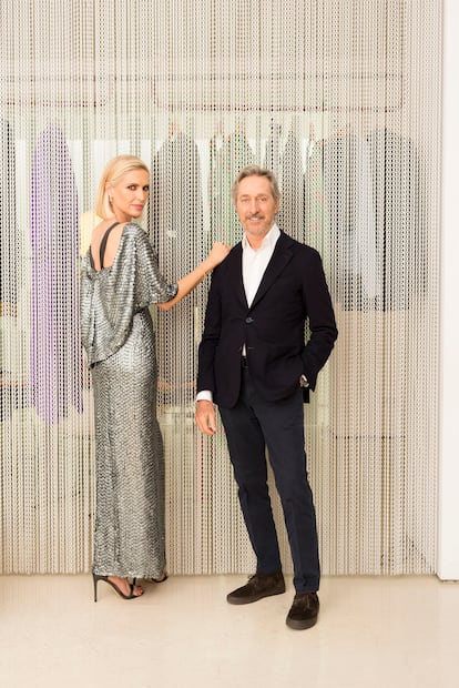 El diseñador junto a la modelo Judit Mascó, que lleva vestido y sandalias del archivo de Roberto Torretta y pendientes y pulsera de la colección Clash, de Cartier.