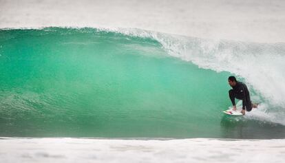 Un surfista en la playa de Montalvo