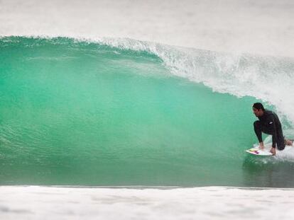 Un surfista en la playa de Montalvo 