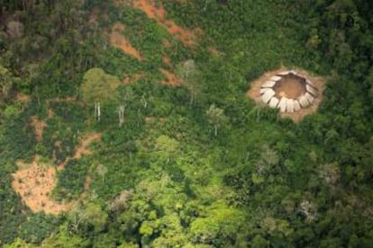 Uma maloca (casa comunal) de um grupo de indígenas ianomâmi não contatados em setembro de 2016. Guilherme Survival International