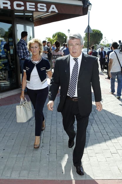 El presidente del Atlético de Madrid, Enrique Cerezo, a su llegada a la capilla ardiente de Concha García Campoy instalada en el tanatorio de La Paz..