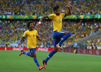 Neymar celebra el primer gol de Brasil en presencia de Marcelo