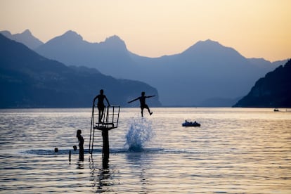Varios jóvenes se dan un chapuzón en el lago Walensee en la tarde del martes 25, en Walenstadt (Suiza).