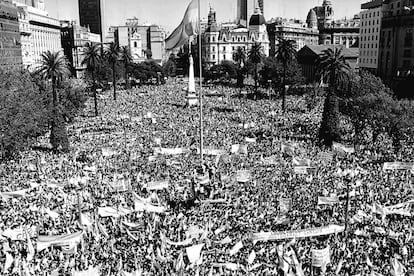Personas reunidas en la Plaza de Mayo de Buenos Aires el 2 de abril de 1982 para aclamar al dictador argentino Leopoldo Galtieri después de que las fuerzas argentinas invadieran las Islas Malvinas.
