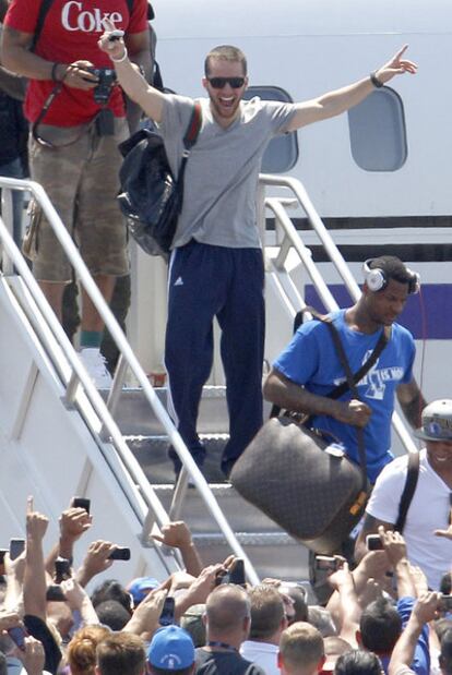 Juan José Barea celebra el título de Dallas con los aficionados que esperaban al equipo en el aeropuerto