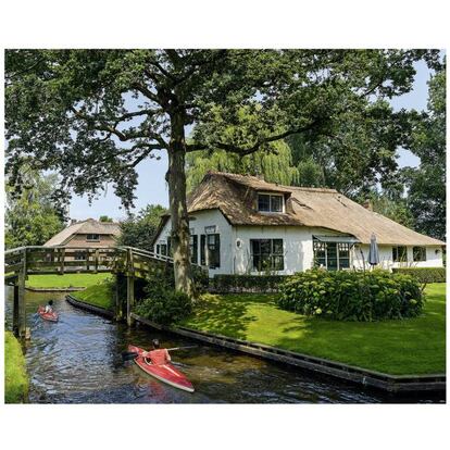 Los 2.400 argumentos de Hamburgo saltan por los aires en este pueblo holandés. Giethoorn tiene un puente por cada 14 habitantes. Manda el peatón o el patrón. El cartero no va en Vespa, se mueve en balsa. Los restaurantes alquilan barcas con motor eléctrico para echarse la siesta mecido por la corriente. Si se preguntaban por el turismo, 200.000 chinos visitan la ciudad al año. ¿Por qué no la llamamos Venecia II? Texto: Mariano Ahijado