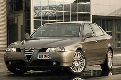 El nuevo Alfa 166 se distingue del anterior por el diseño del frontal.